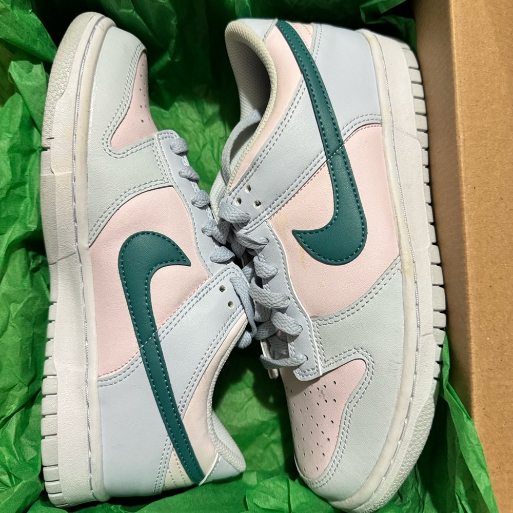 🔥Nike Women’s Low Dunk Sneakers with Teal & Pink Accent. Size 7.5  Like New 🔥 - Picture 2 of 6